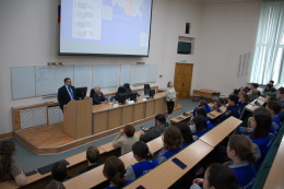 Молодежи Горно-Алтайска рассказали о работе аппарата полномочного представителя Президента Российской Федерации в СФО